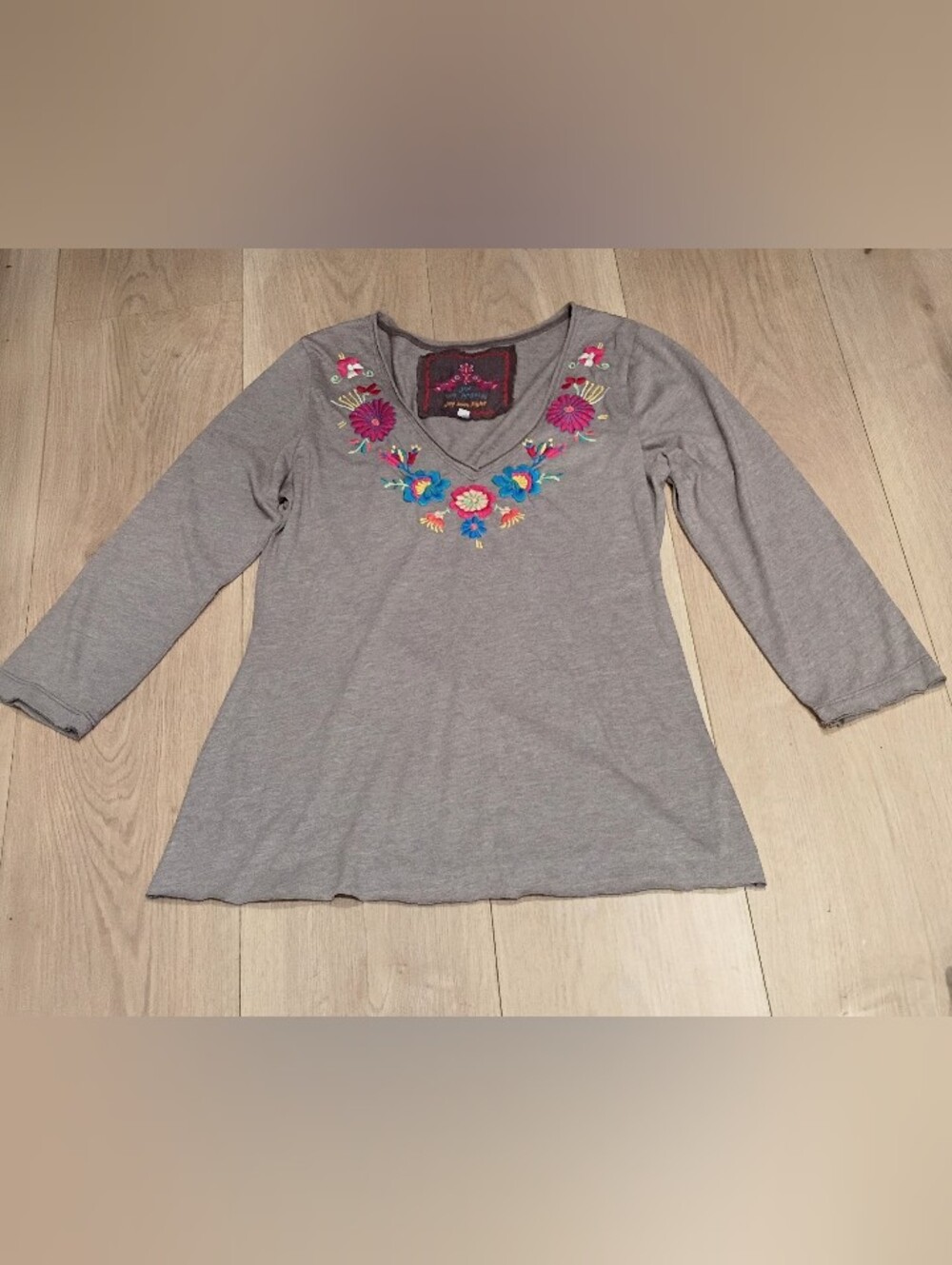 Johnny Was ¾ Sleeve Heather Grey V-neck Tee Shirt w/ Floral Embroidery S